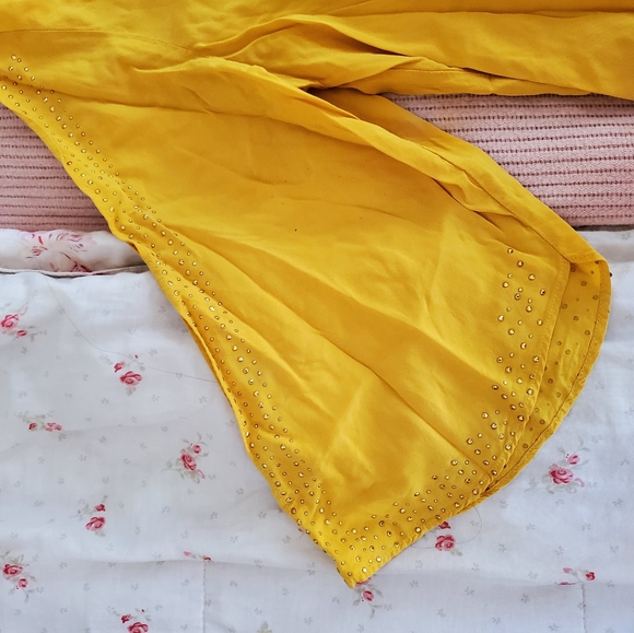 Women's Blouse - Picture 2 of 4